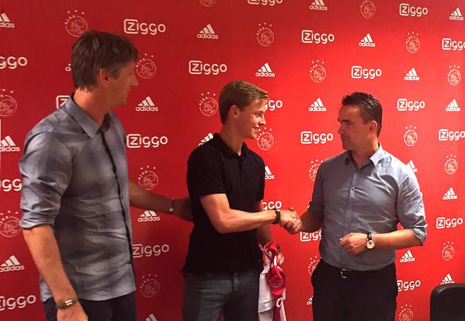 De Jong saluda a Overmars y Van der Sar.