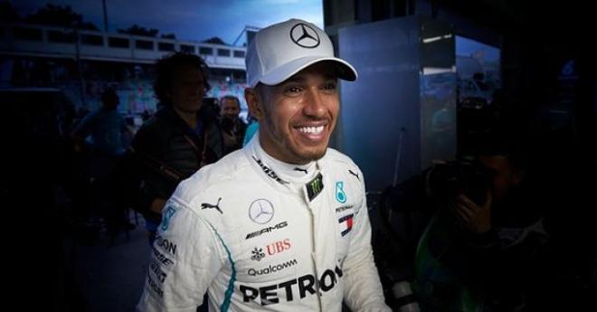 Lewis Hamilton sonríe tras una prueba con Mercedes.