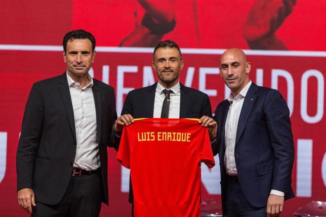 Luis Enrique, Luis Rubiales y Molina posan con la camiseta de la selección en la presentación del asturiano.