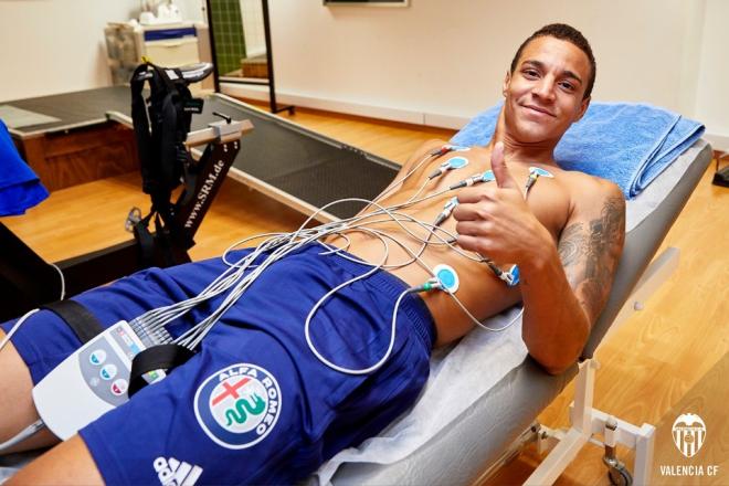 Rodrigo Moreno se somete a las pruebas médicas y este viernes viajará a Suiza. (Foto: Valencia CF)