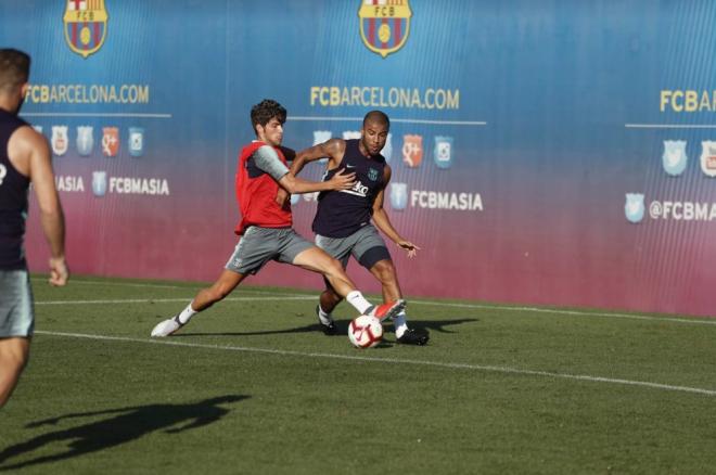Sergi Roberto y Rafinha pelean por un balón en el entrenamiento del Barcelona del 18 de julio.