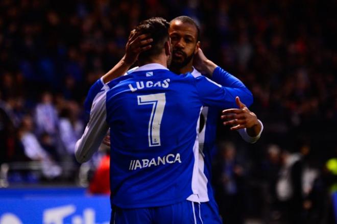 Lucas celebra un gol abrazándose a Sidnei (Foto: Óscar Cajide).