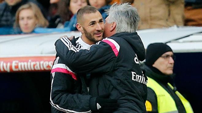 Ancelotti abraza a Benzema en la etapa de ambos en el Real Madrid.