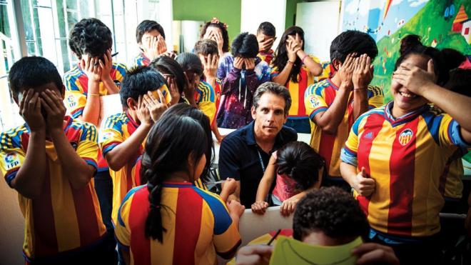 Ben Stiller con niños refugiados que lucen la Senyera del Valencia CF.