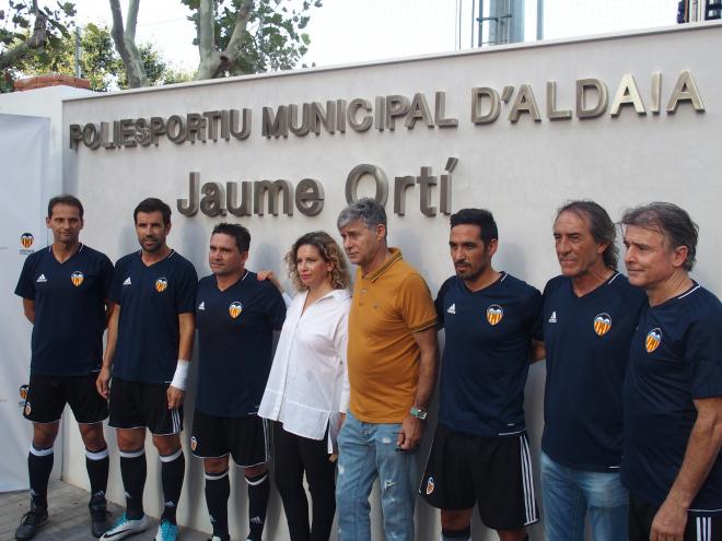 Las leyendas del Valencia CF posan junto al nombre del Jaume Ortí.