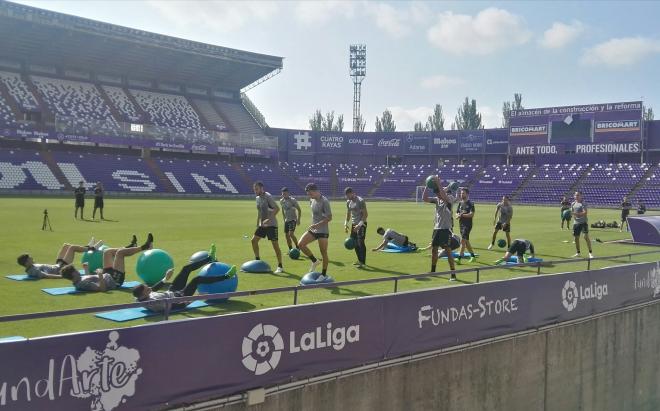 Los jugadores del Real Valladolid, en el entrenamiento matinal de viernes.