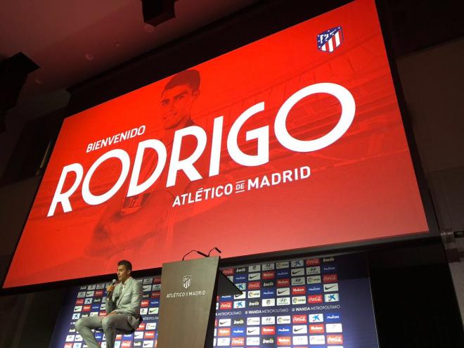 Rodrigo, en su presentación oficial con el Atlético de Madrid.