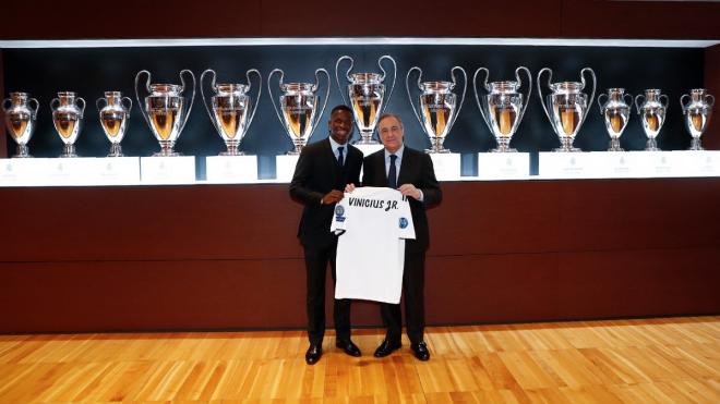 Vinicius posa con Florentino y su nueva camiseta en su presentación con el Real Madrid. (Foto: RMCF)