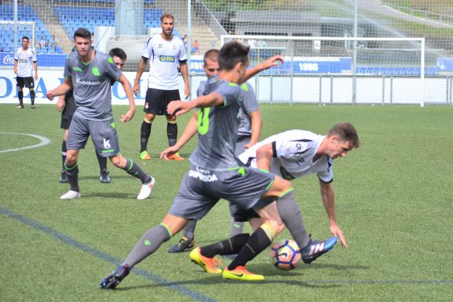 Auzmendi tratando de robar un balón. (Foto: Giovanni Batista)