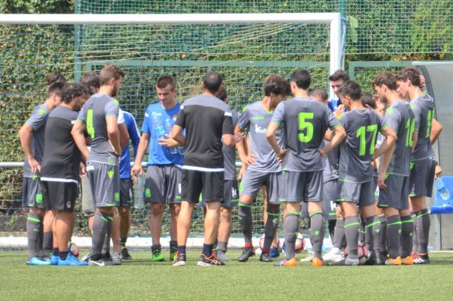 Los jugadores de la Real C en el descanso de un encuentro. (Foto: Giovanni Batista).