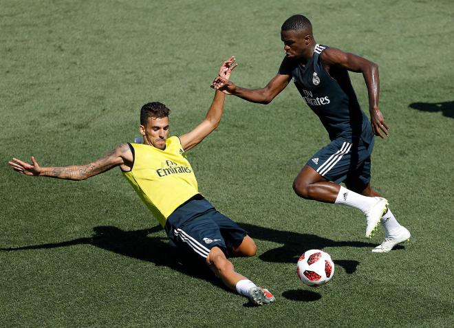 Los jugadores del Real Madrid se enfrentan en un partido durante el entrenamiento.