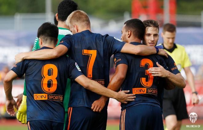 Uros Racic abraza a sus compañeros en la celebración del primer gol. (Foto: Valencia CF)
