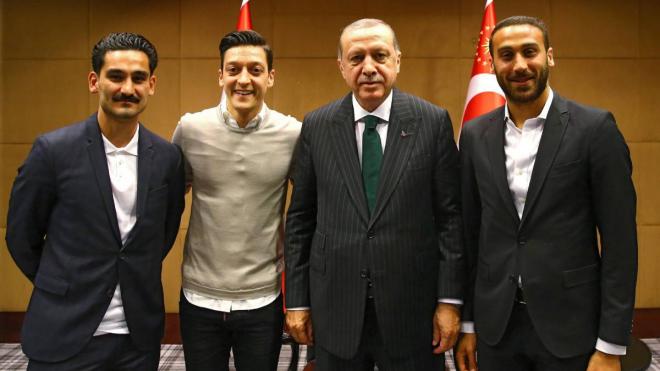 Cenk Tosun, Erdogan, Özil y Gundogan en la foto de la polémica.