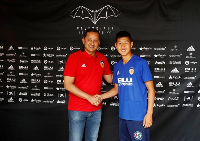 Anil Murthy da la bienvenida a Kangin Lee en Suiza. (Foto: Valencia CF)