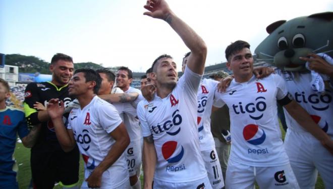 Los jugadores de Alianza celebran el título de campeón (Foto: Miguel Lemus).