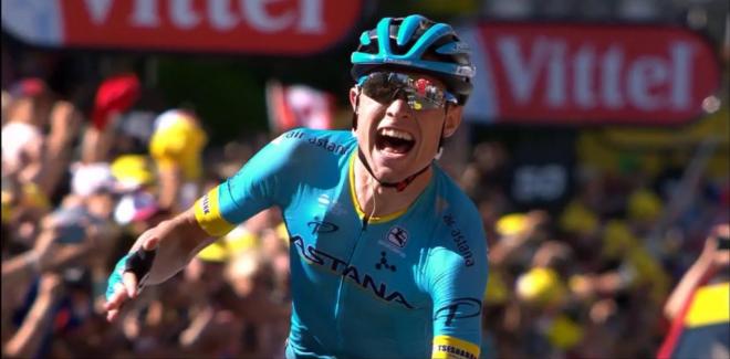 Magnus Cort Nielsen celebra su victoria en la decimoquinta etapa del Tour de Francia.