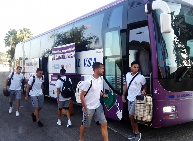 El Real Valladolid llega a su hotel de concentración en Marbella.