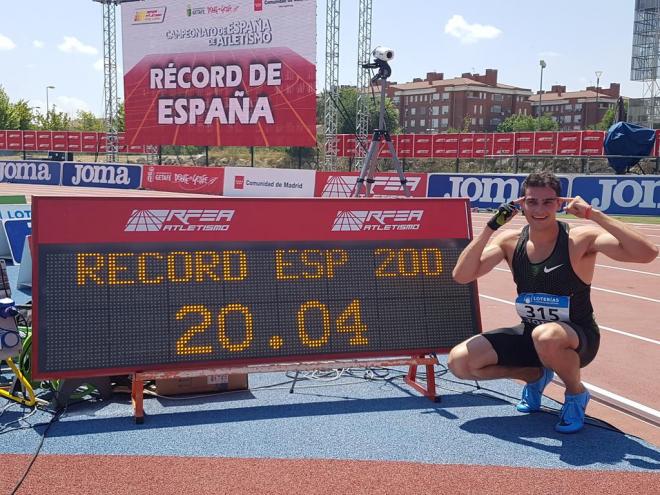 Bruno Hortelano posa con su nueva plusmarca en los 200 metros conseguida en los campeonatos de España (@atletismoRFEA).