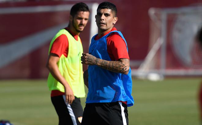 Éver Banega, con Pablo Sarabia al fondo, durante un entrenamiento del Sevilla (Foto: Kiko Hurtado).