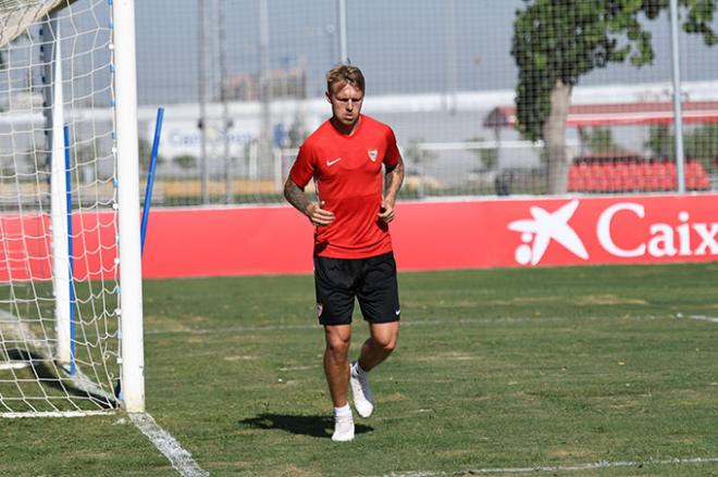 Simon Kjaer, durante un entrenamiento del Sevilla (Foto: Kiko Hurtado).