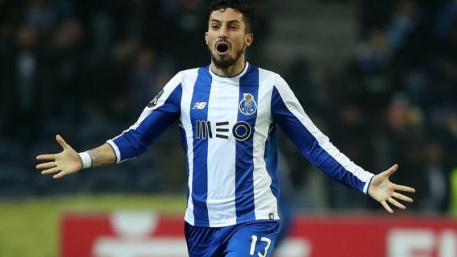 El lateral del Oporto Alex Telles celebra un gol en la liga portuguesa.