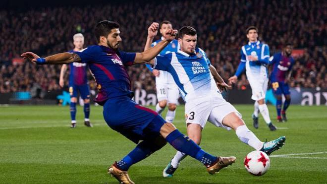 Luis Suárez y Aarón buscan la pelota en el Barcelona-Espanyol de la temporada 2017/18.