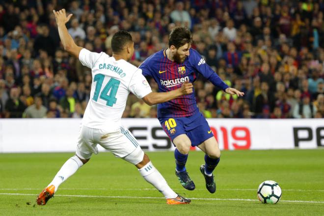 El jugador del Barcelona Leo Messi encara al madridista Casemiro en el Clásico del Camp Nou de la 17/18.