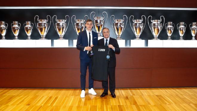 Andriy Lunin y Florentino Pérez posan en la presentación del ucraniano con el Real Madrid.