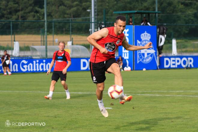 Quique González se entrena por primera vez con la plantilla del Dépor en Abegondo (Foto: RCD).