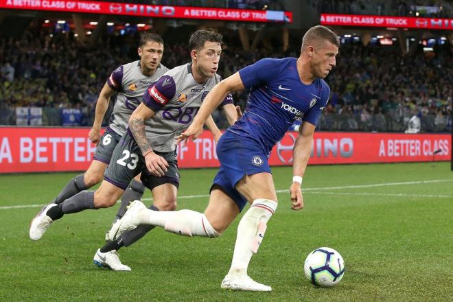 Ross Barkley conduce el balón ante un defensor del Perth Glory.