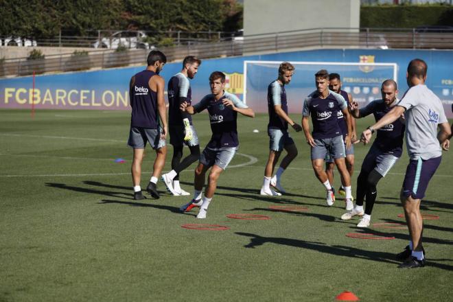 Sergi Roberto, Denis Suárez y Aleix Vidal, durante el primer entrenamiento de este lunes.