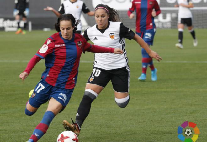 Alharilla y Mari Paz Vilas en el partido entre el Valencia y el Levante Femenino de la 2017-2018 (LaLiga).