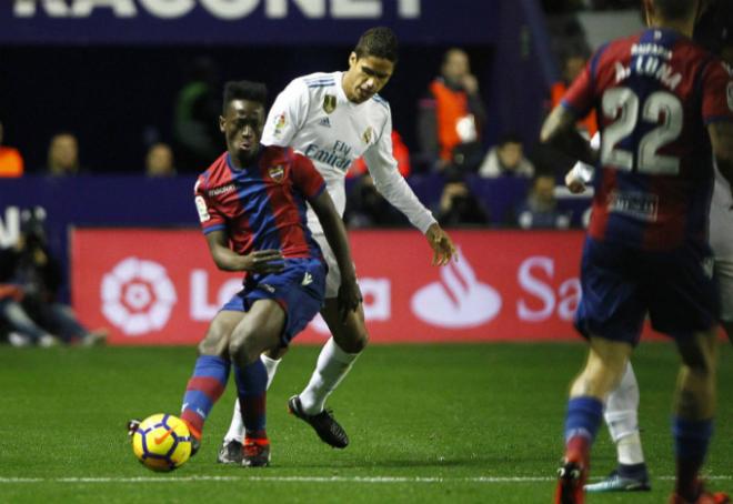 Boateng y Varane durante el último partido entre el Levante y el Real Madrid (David González).