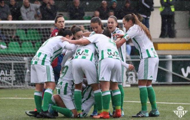 Celebración de un gol del Real Betis Féminas.