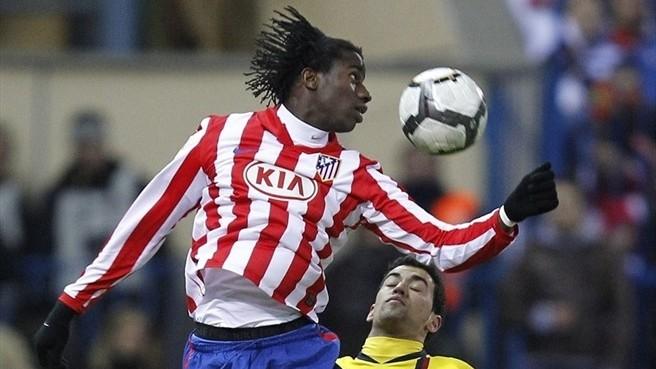 Ibrahima Baldé, durante un choque con el Atléti, donde coincidió con Antonio Rivas.