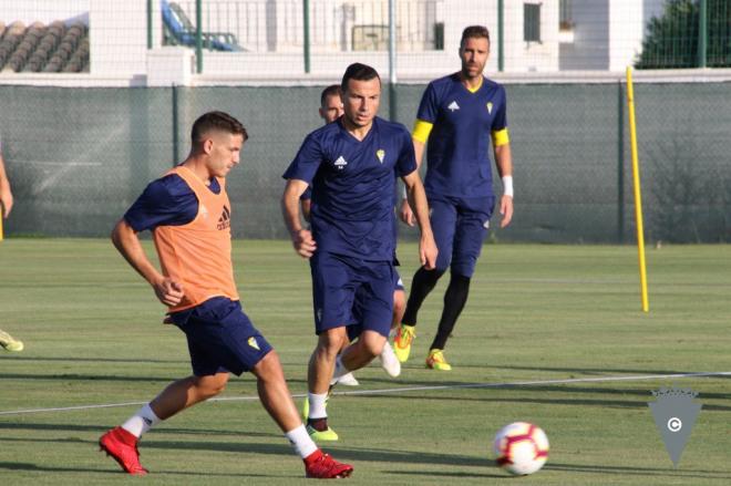 Jugadores del Cádiz, durante la sesión vespertina en Murcia (Foto: CCF).