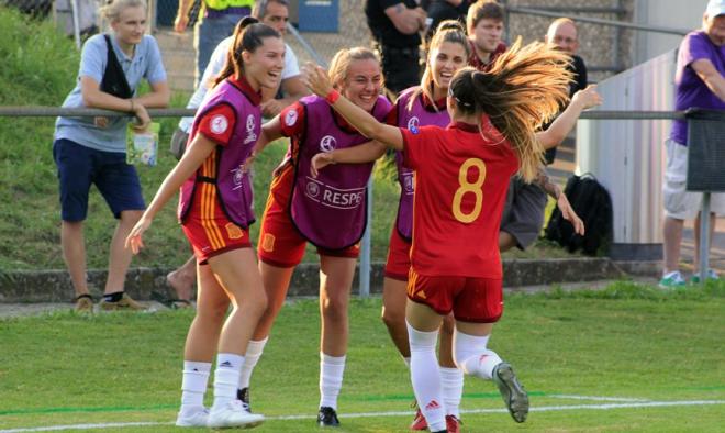 Las jugadoras españoles celebran el gol de Olga.