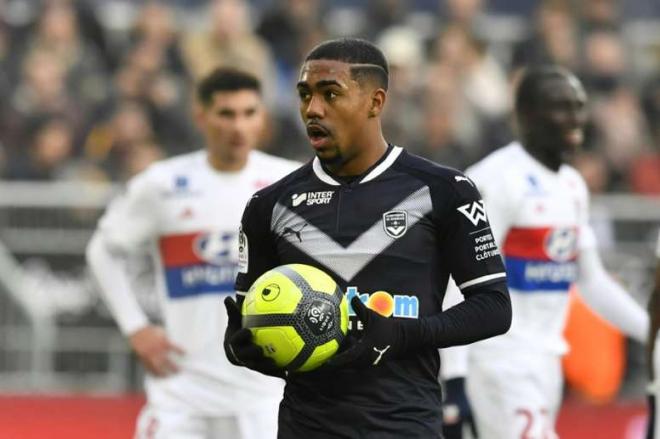 Malcom agarra la pelota en un partido de Ligue 1 con el Girondins de Burdeos.