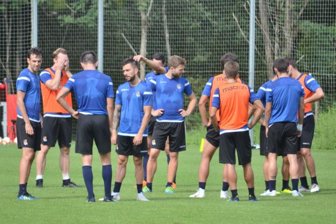 Los jugadores de la Real Sociedad durante un entrenamiento en Zubieta. (Foto: Giovanni Batista)