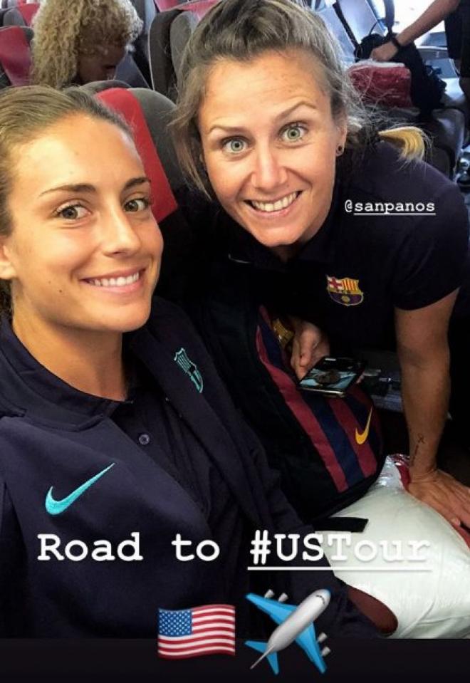 Las jugadoras del Barcelona femenino Alexia Putellas y Sandra Paños, durante el vuelo a Estados Unidos.