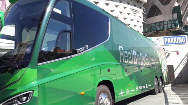 Imagen del autobús del Betis en el Benito Villamarín.