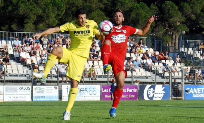 Bonera trata de despejar un balón durante el partido ante el Montpellier.