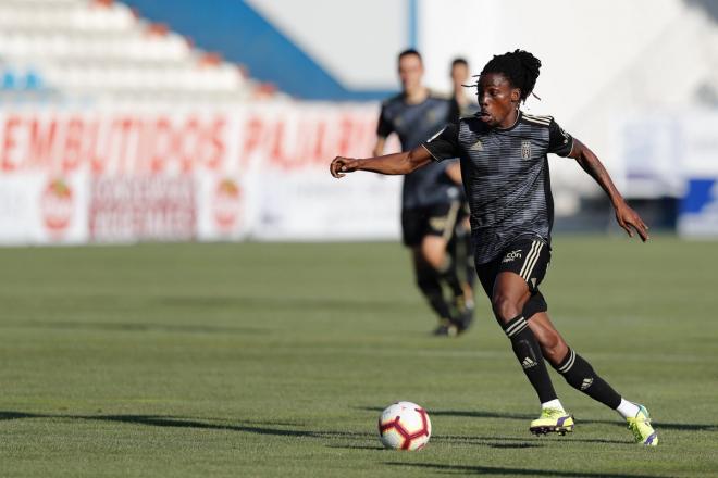 Richard Boateng en una acción del partido ante la Ponferradina (Foto: RealOviedo).