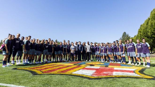 Los jugadores del Barcelona masculino y femenino posan en el campo de entrenamiento de Portland.