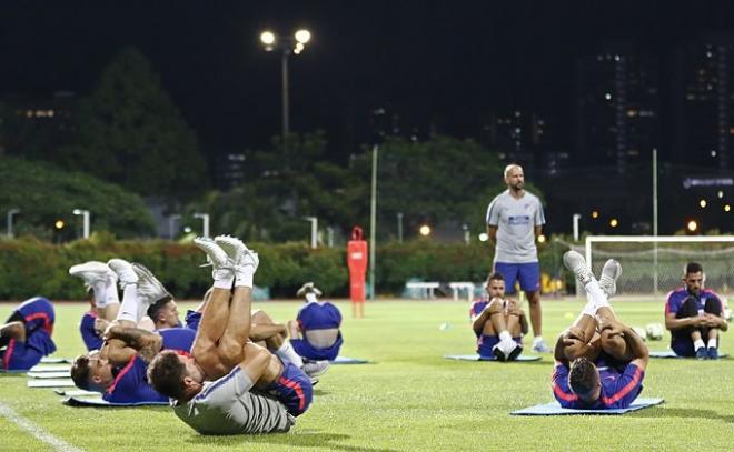 Entrenamiento de la plantilla colchonera en Singapur (Foto: @Atleti).