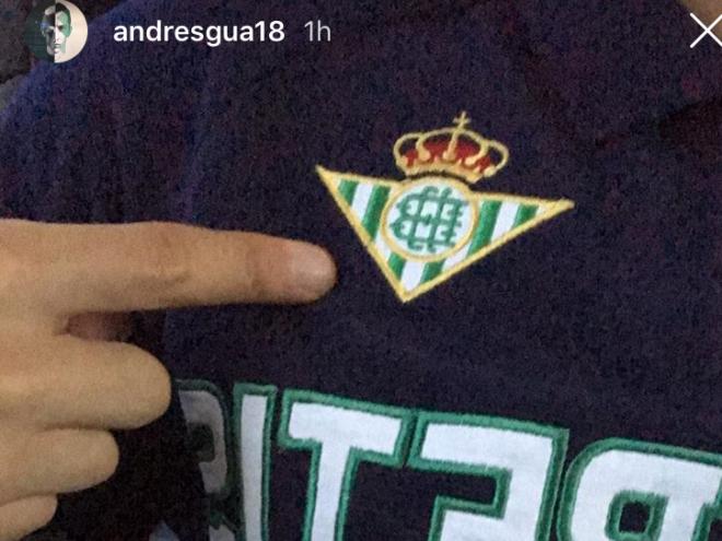 Andés Guardado se señala el escudo del Betis.