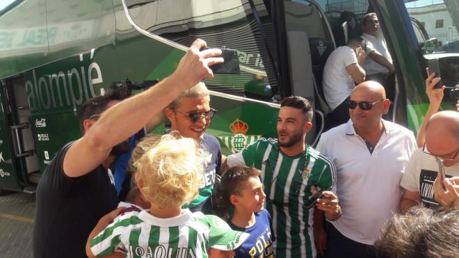 Joaquín posa con algunos aficionados del Betis antes de subirse al autobús del equipo.