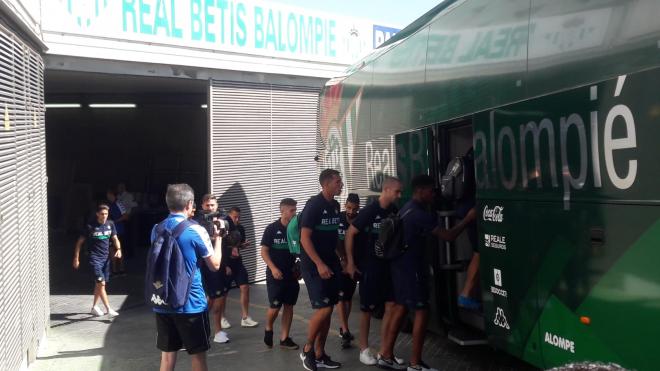 Varios jugadores del Betis se suben al autobús del equipo.