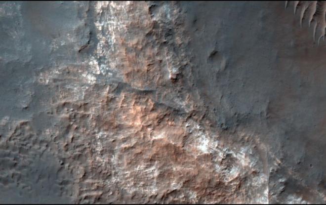 Científicos encuentran agua líquida en un lago de Marte.