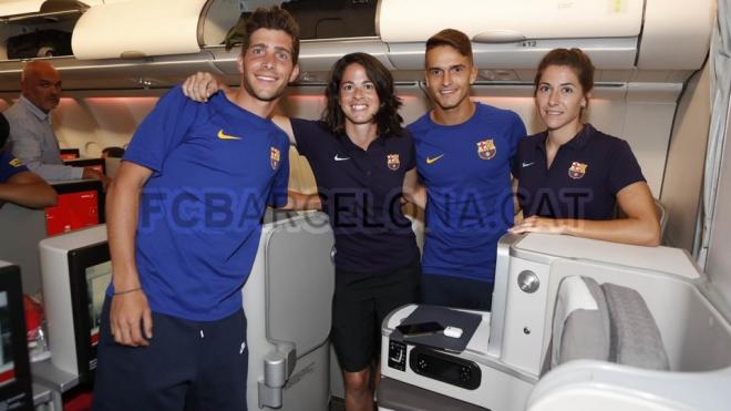 Los capitanes del Barcelona masculino y femenino posan antes de viajar a Estados Unidos.